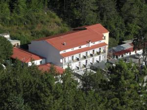 an overhead view of a building with a red roof at Ksenonas Biktoria in Loutra Amarantou