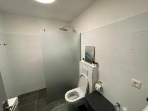 Kúpeľňa v ubytovaní Wolfgangsee Seeblickplatzl 220 - mit tollem Seeblick! + 20 fotografií
