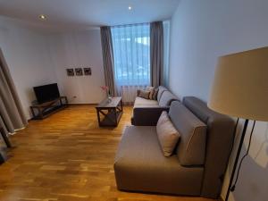 un salon avec un canapé et une télévision dans l'établissement Bela Brada - Brzeće, Kopaonik, à Brzeće