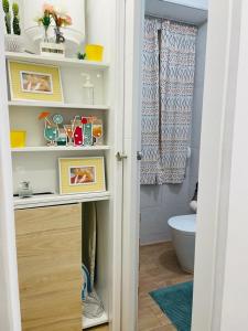 W pokoju znajduje się łazienka z umywalką i toaletą. w obiekcie Casa das Férias w Lizbonie