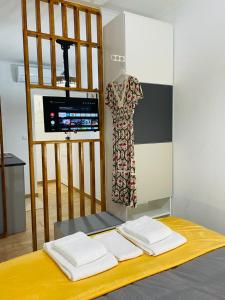 un vestito su un manichino in una stanza di Casa das Férias a Lisbona