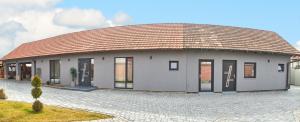 ein kleines Haus mit rotem Dach in der Unterkunft Apartament CITY la casa PIANO HOUSE ,cu parcare in Alba Iulia