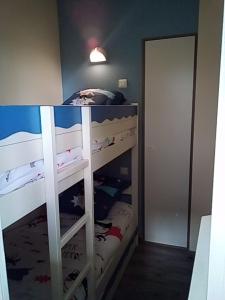 a bedroom with a bunk bed with a ladder toweredweredwered at Les Terrasses des Sables Blancs in Douarnenez