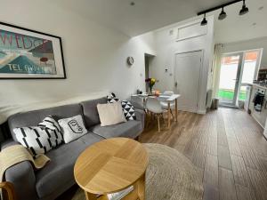 een woonkamer met een bank en een tafel bij The Corner House - Modern Chesterfield Town Centre Apartments in Chesterfield