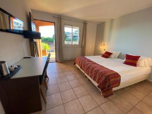 - une chambre avec un lit, un bureau et une fenêtre dans l'établissement Hotel Le Bon Port, à Collioure