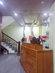 a room with a counter with flowers on it at HAI DANG HOTEL in Xóm Ðé