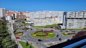 una città con una rotonda in mezzo a una strada di TheLBhome-Moderno duplex con terrazas wifi-Netflix a La Coruña