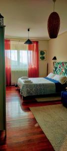 ベルメオにあるCasa Rural Asitxoの赤いカーテン付きのベッドルームのベッド2台