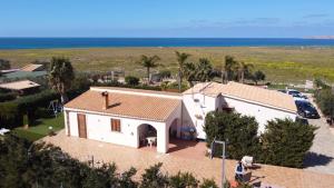 an aerial view of a white house and the ocean at Villa Mafaradda a pochi passi dal Mare in Custonaci
