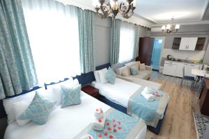a living room with two white couches and a kitchen at White Pearl Apart Hotel in Istanbul