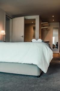 מיטה או מיטות בחדר ב-Apartments-DealHouse