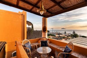 d'un balcon avec une table et des chaises et une vue sur l'océan. dans l'établissement Hotel Mamma Santina, à Santa Marina Salina