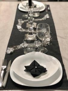 een tafel met een zwarte tafeldoek met een bord met een bloem erop bij Dream house... Cerveteri! in Cerveteri