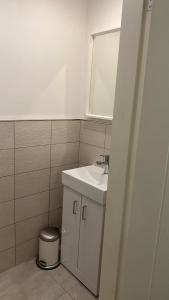 A bathroom at Apartments-DealHouse