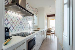 kuchnia ze zlewem i blatem w obiekcie MintyStay - La Campana w Sewilli