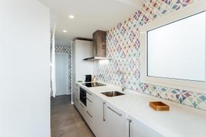 kuchnia ze zlewem i oknem w obiekcie MintyStay - La Campana w Sewilli