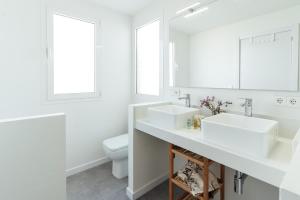 biała łazienka z umywalką i toaletą w obiekcie MintyStay - La Campana w Sewilli +36 zdjęć