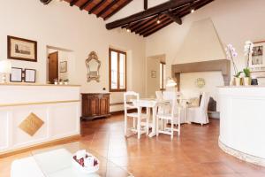 een grote woonkamer met een tafel en stoelen bij Hotel Relais Il Cestello in Florence