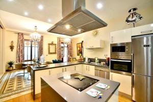 uma cozinha com armários brancos e um aparelho de aço inoxidável em Classic and Luxury- 2Bd 2Bth- Sierpes em Sevilha