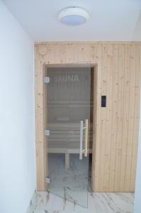 Pokój z drewnianą ścianą ze stołem w obiekcie Apartament Luna Baltic Marina Residence w Kołobrzegu