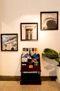 una mesa en una habitación con fotos en la pared en Calista Sai Gon Hotel, en Ho Chi Minh