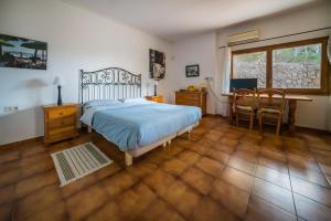 1 dormitorio con cama, escritorio y mesa en Tamariu Montagut Domain, en Palafrugell