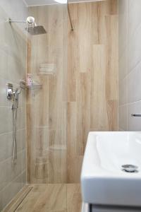 y baño con ducha y lavabo blanco. en Apartament TRAVEL la casa PIANO HOUSE,cu parcare, en Alba Iulia 26 fotos más