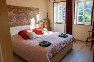 1 dormitorio con 1 cama con 2 toallas en Haute Dône, en Luzy