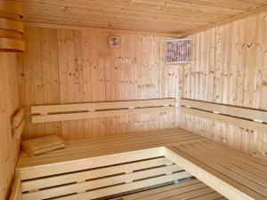 een houten sauna met een bank erin bij Ferienwohnung mit Meerblick und Sauna in Göhren