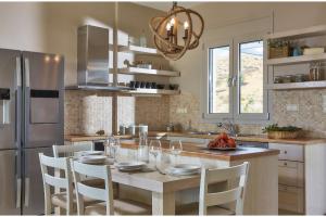 A kitchen or kitchenette at Elkysti Crete