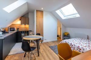 a kitchen and a bedroom with a bed and a table at Maloca' Joffre in La Roche-sur-Yon