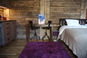 Postel nebo postele na pokoji v ubytování Altribute Studio w Sauna Secure Parking wifi 90mbs
