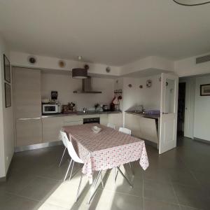 Kuchyň nebo kuchyňský kout v ubytování MENTON Park Apartment