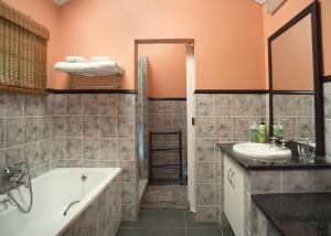 W łazience znajduje się wanna i umywalka. w obiekcie Birches Cottage & the Willows Garden Room w mieście Underberg