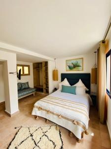 - une chambre avec un grand lit dans l'établissement Riad Al Madina, à Essaouira