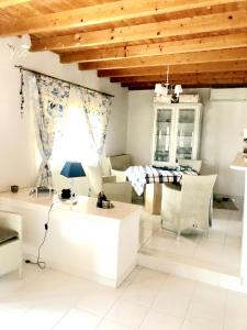Posedenie v ubytovaní Cozy Corfu Bungalow 5 minutes to Aqualand
