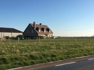 a house in the middle of a field at casa matteo de haan Grote straat 152 in Vlissegem