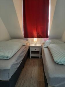 2 camas en una habitación con una lámpara en una mesa en Ferienwohnung Schloßstr. 8, Mirow, en Mirow