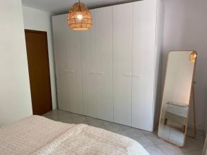 Postel nebo postele na pokoji v ubytování Appartamento Oliva mit Seeblick