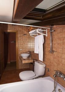 A bathroom at Hotel Apartamentos Barrau Még 37 kép