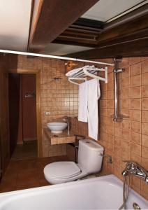 Et badeværelse på Hotel Apartamentos Barrau