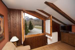 A television and/or entertainment centre at Hotel Apartamentos Barrau
