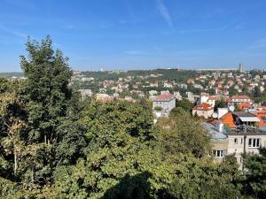 Pemandangan umum bagi Prague atau pemandangan bandar yang diambil dari apartmen