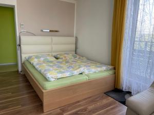 - un petit lit dans une chambre avec un cadre de lit dans l'établissement Apartment Jan, à Prague