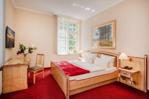 a bedroom with a large bed and a window at Vineta Strandhotels in Zinnowitz +61 photos