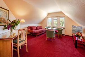 齊諾維茨的住宿－Vineta Strandhotels，客厅配有沙发和桌子