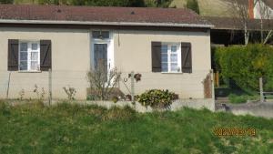une maison blanche avec des fenêtres noires et une cour dans l'établissement le tilleul, à Sainte-Geneviève-lès-Gasny