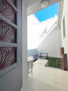 une porte pivotante dans une chambre avec fenêtre dans l'établissement CASA DE MIKEL 2, à Rhodes