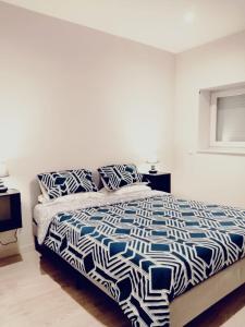 ein Schlafzimmer mit einem blauen und weißen Bett mit Kissen in der Unterkunft OPO Downtown - cozy apartment @Oporto city center in Porto