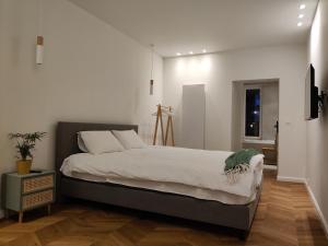 a bedroom with a large bed and a window at Zennon in Geraardsbergen